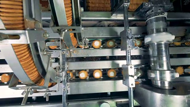 俯视图饼干正在由一个工作的传送带机器视频素材