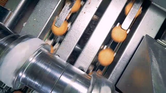 俯视图的馅被放在饼干由工厂的机器视频素材