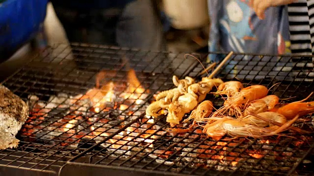 夜市烧烤虾，泰国街头小吃视频下载