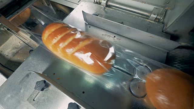 上面的白面包面包覆盖着透明的薄膜移动。视频素材