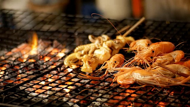 夜市烧烤虾，泰国街头小吃视频素材