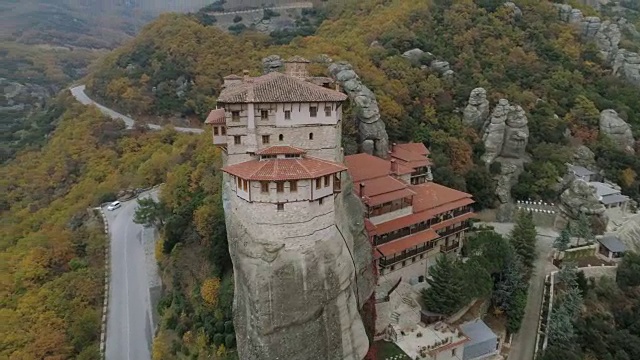 希腊迈泰奥拉岩石景观和修道院的鸟瞰图视频下载