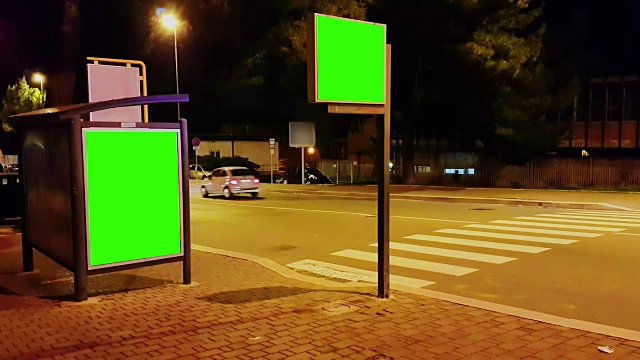 广告牌用色度键绿屏在交通城市夜晚的街道上，点亮夜晚，做广告视频素材