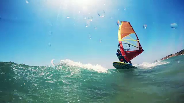 阳光下的风帆冲浪运动员视频下载