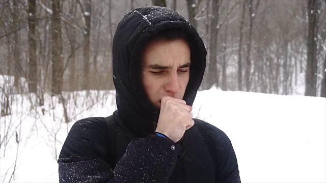 白种人闻臭皱纹脸在白色的雪背景视频下载