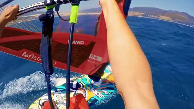 手握帆杆，骑着风帆快速穿越大海的人视频下载