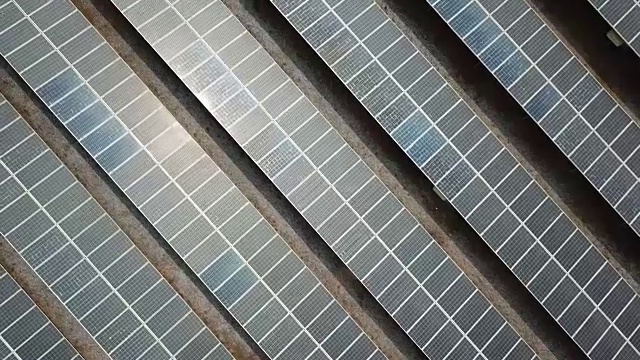 俯视图太阳能农场，可再生能源产业视频素材