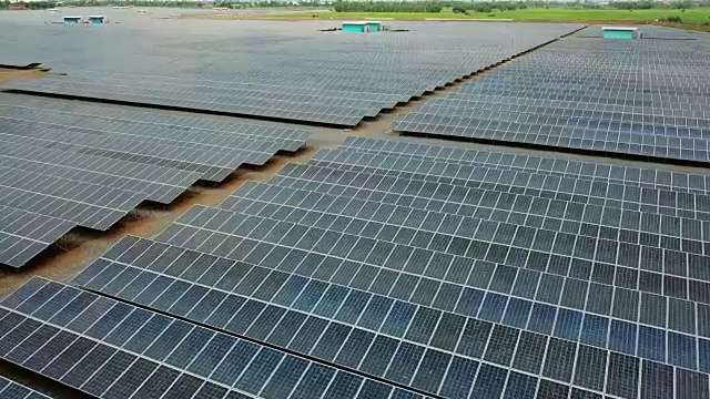 大型太阳能农场上空鸟瞰图视频素材