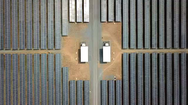俯视图太阳能农场，可再生能源产业视频素材