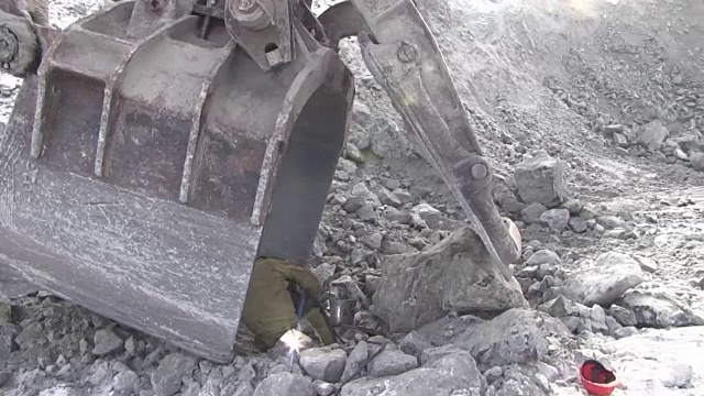 一位正在工作的金属焊工在采石场工作。视频下载