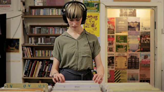 年轻女子在一家唱片店购物视频素材