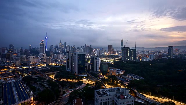 吉隆坡城市天际线上戏剧性的日出视频素材