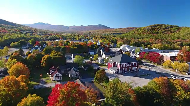 缅因州戈哈姆村秋天令人难以置信的鸟瞰图。缅因州。美国视频素材