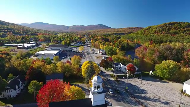 缅因州戈哈姆村秋天令人难以置信的鸟瞰图。缅因州。美国视频素材