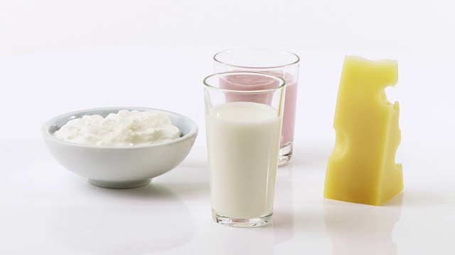 浆果酸奶，艾门塔尔奶酪，牛奶和白软干酪视频下载