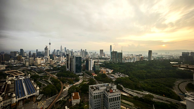 吉隆坡城市天际线上戏剧性的日出视频素材