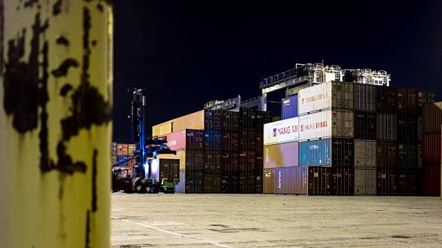 集装箱在夜间组织在航运码头-时间推移视频下载