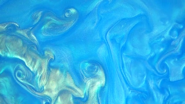 4 k。墨水在水里。蓝墨水在水中产生反应，创造抽象的背景。视频素材