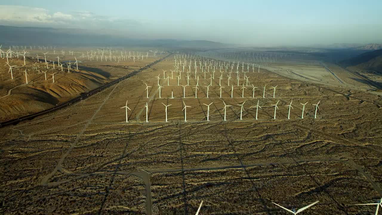 加州的圣戈尼奥通过风电场视频下载