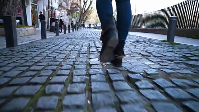走在铺满鹅卵石的街道上视频素材