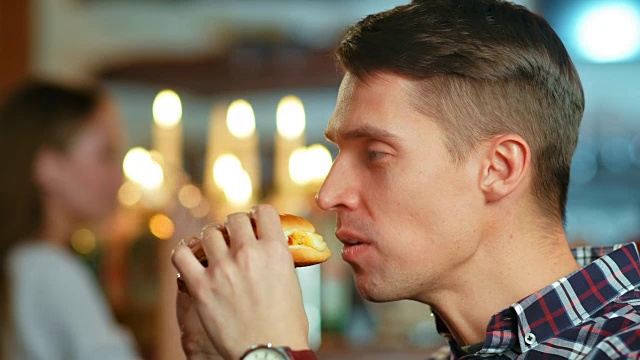 一个男人在餐馆里吃汉堡包视频素材