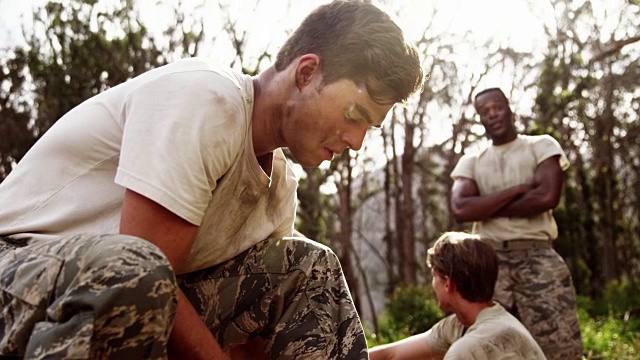 一名士兵在4k新兵训练营系鞋带视频素材