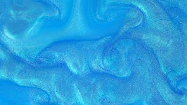 4 k。墨水在水里。蓝墨水在水中产生反应，创造抽象的背景。视频素材