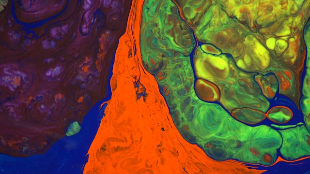 4 k。墨水在水里。彩色墨水在水里反应，创造出抽象的背景。视频素材