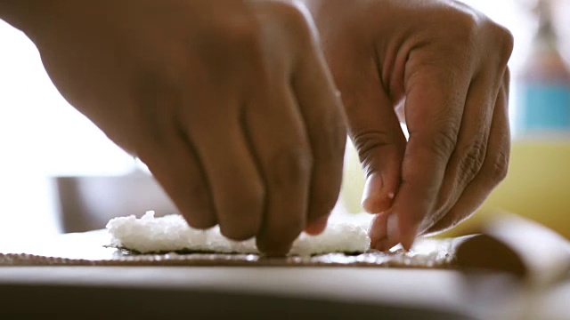 近距离拍摄厨师制作寿司卷的双手视频素材