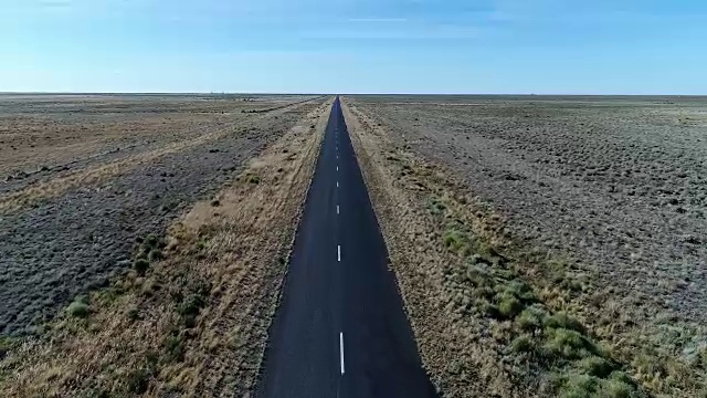 在沙漠中沿着公路飞行视频下载
