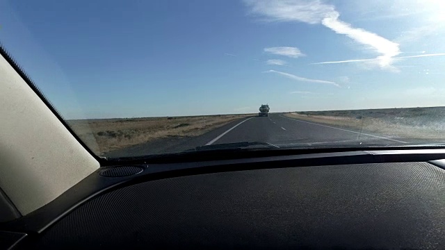 汽车POV行驶在沙漠公路上视频下载