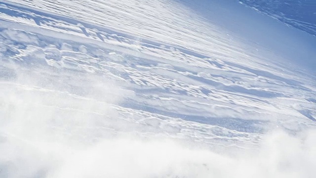 在一个阳光明媚的冬日里的野外滑雪视频素材