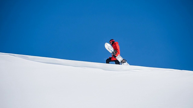 在雪地里玩单板滑雪视频素材