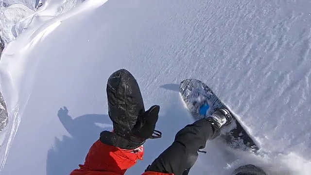 滑雪者的视角，将雪喷进相机视频素材