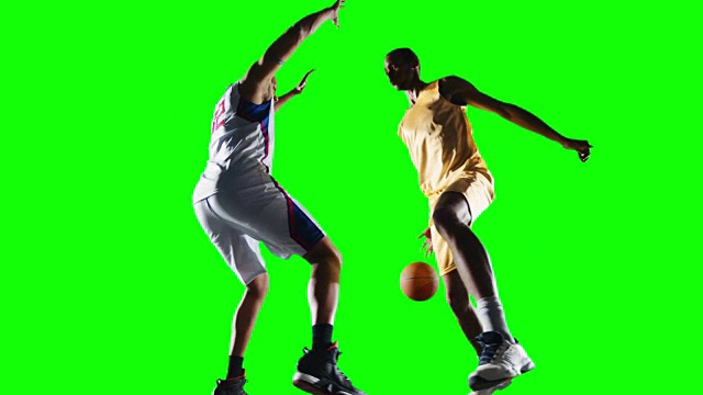 篮球运动员在绿色背景上行动视频下载