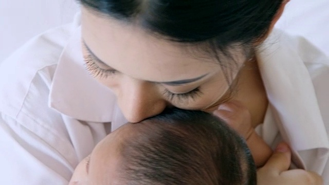 母亲亲吻新生婴儿。视频素材
