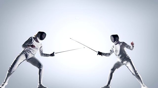 两名击剑女运动员在白色背景上视频下载