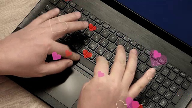 男人用手在键盘上输入信息，很多心形符号飞走了视频素材