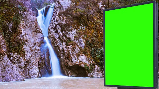 广告牌绿色屏幕附近的神话般的瀑布视频下载