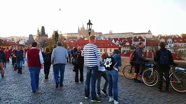在布拉格的查尔斯桥游客中漫步视频素材