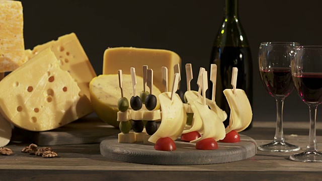 奶酪和葡萄酒品尝。不同类型的奶酪视频下载