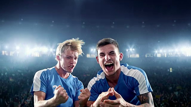 足球场上的快乐足球运动员视频素材