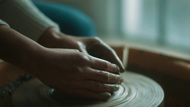 特写，男人和女人的手在粘土上用陶轮视频素材