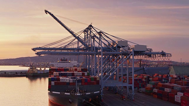 日落时分长滩港的货船-无人机拍摄视频素材