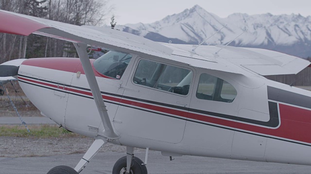 静态拍摄的一个小飞机与山的背景视频素材