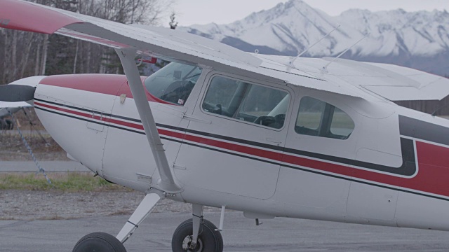 倾斜拍摄的小飞机与山的背景视频素材
