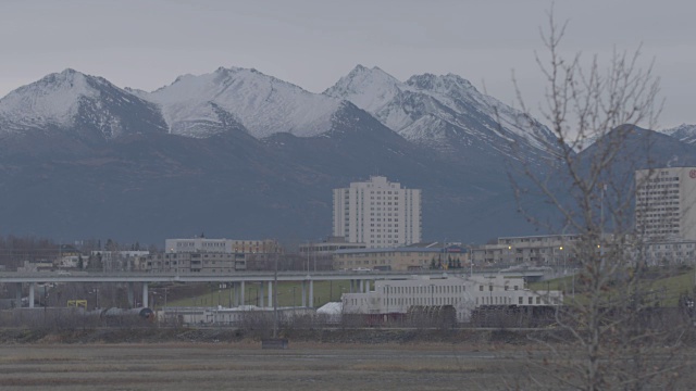 机架聚焦拍摄的安克雷奇城市景观与山的背景视频素材