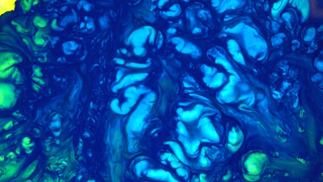 4 k。墨水在水里。蓝墨水在水中产生反应，创造抽象的背景。视频下载