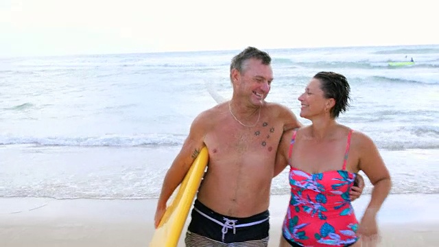 澳大利亚成熟年龄的冲浪夫妇视频下载