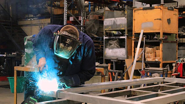 澳大利亚金属工人在工厂焊接视频素材